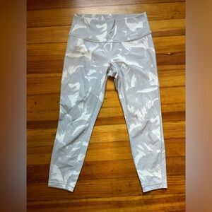 Lululemon White Grey Pattern Wunder Under Crop Pants, Size 10